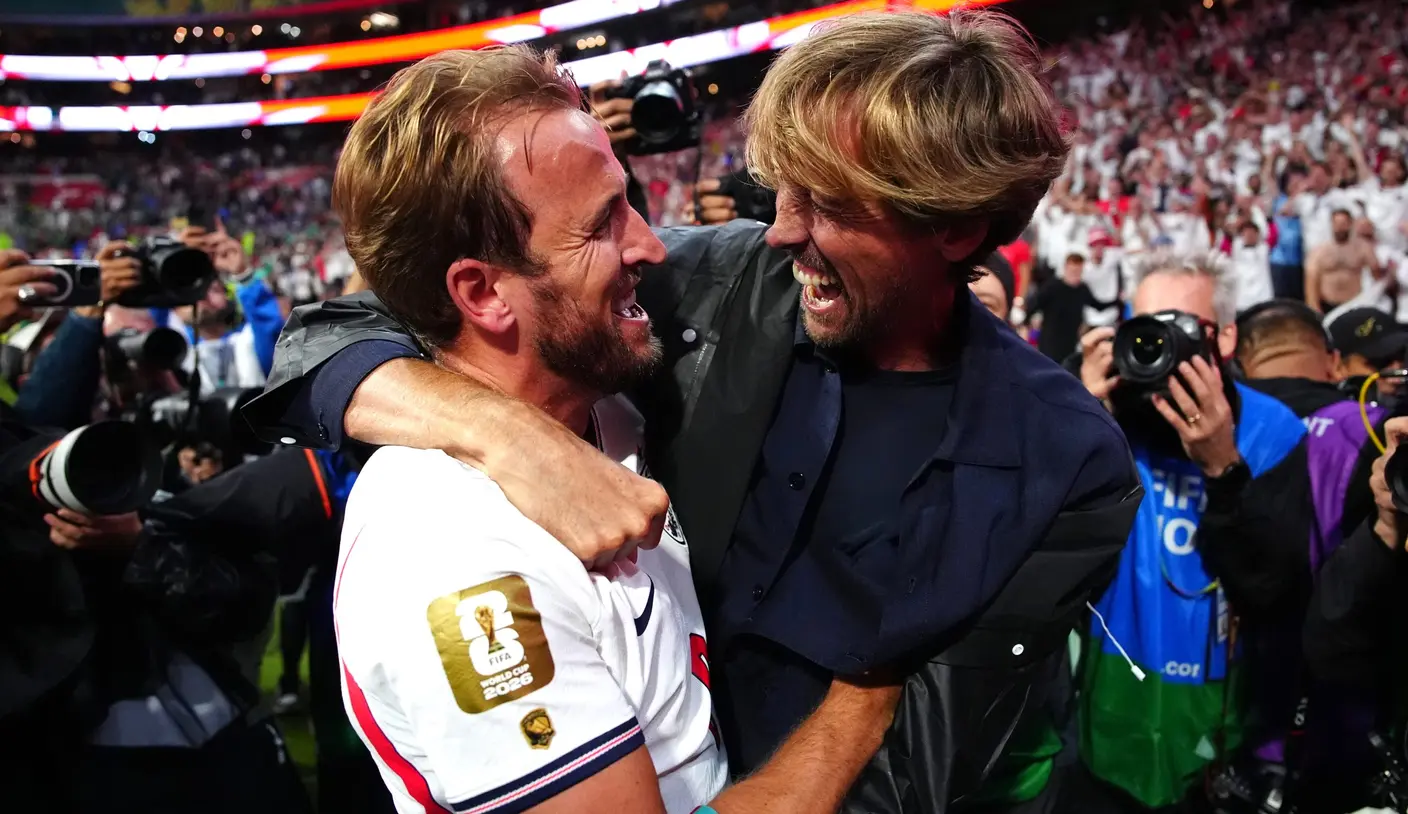 Harry Kane apresenta boné legado da Inglaterra a Peter Crouch durante visita ao acampamento de três leões