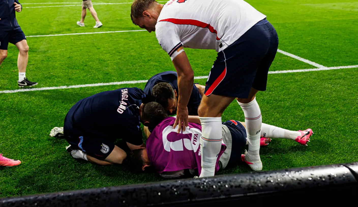 Jordan Henderson retorna ao acampamento na Inglaterra após uma cirurgia no pulso devido a uma lesão estranha