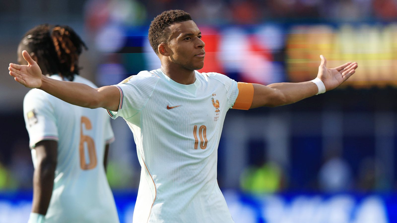Kylian Mbappe produz uma performance de copiar e colar enquanto sua batalha na Copa do Mundo com Lionel Messi continua a produzir magia | Notícias de futebol